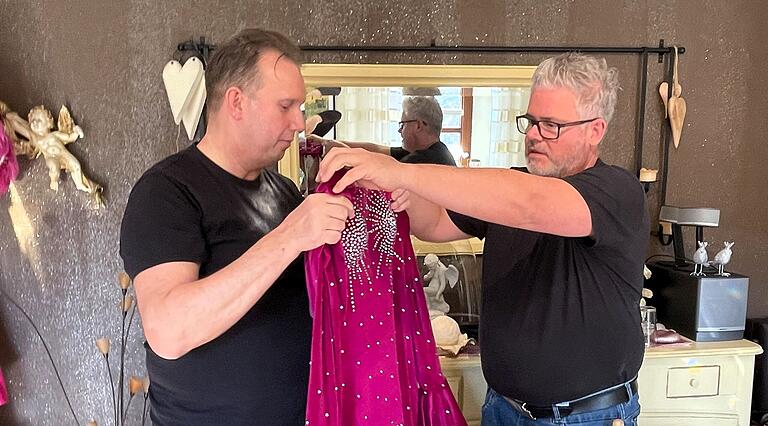 'Passt das noch?' Thomas Sauerbrey und Chris Hemmert besprechen das Outfit von Varieté-Gastgeberin Mechthild. 'Passt das noch?' Thomas Sauerbrey und Chris Hemmert besprechen das Outfit von Varieté-Gastgeberin Mechthild.
