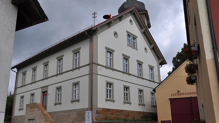 Dorfgemeinschaftshaus       -  Ruine wurde zum Schmuckstück
- Rügheims alte Schule ist jetzt Dorfgemeinschaftshaus.