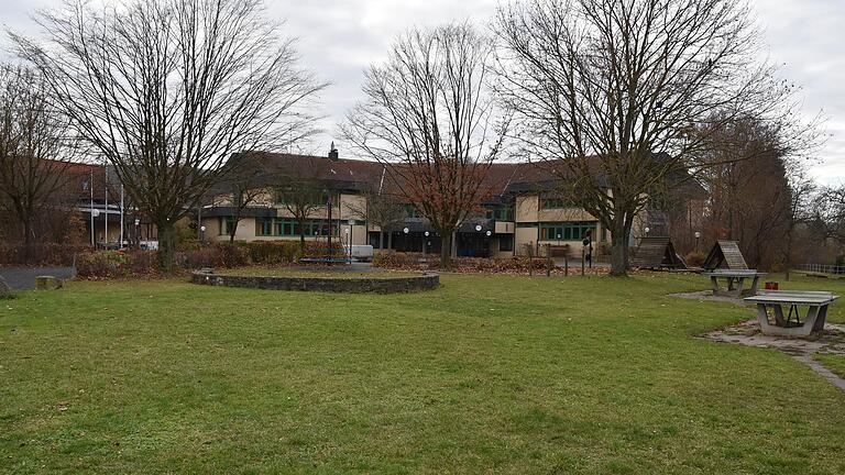Steht auf dieser Wiese (im Hintergrund die bestehende) bald die neue Röttinger Grundschule? Die Gemeinschaftsversammlung der Verwaltungsgemeinschaft Röttingen beschloss zwar einstimmig die Genehmigungsplanung, doch in trockenen Tüchern ist das Ganze noch nicht. Steht auf dieser Wiese (im Hintergrund die bestehende) bald die neue Röttinger Grundschule? Die Gemeinschaftsversammlung der Verwaltungsgemeinschaft Röttingen beschloss zwar einstimmig die Genehmigungsplanung, doch in trockenen Tüchern ist das Ganze noch nicht.