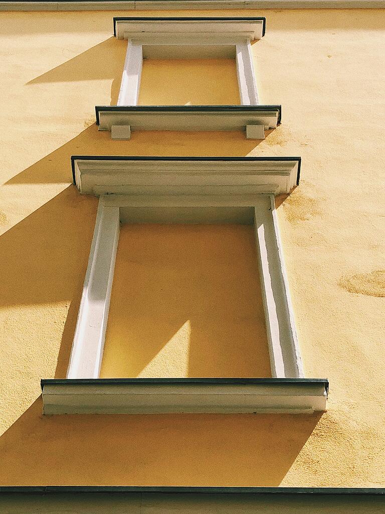 Würzburg, Stadtteil Grombühl: Hier gibt es auffällig viele zugemauerte Fenster. Würzburg, Stadtteil Grombühl: Hier gibt es auffällig viele zugemauerte Fenster. 