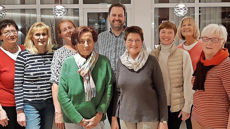 Unser Foto zeigt das neue Vorstandsgremium mit (von links): Marion Kröner, Elke Conrad-Weberbauer, Christine Eberth-Booms, Ulla Ratajczak, Andreas Frisch, Roswitha Schmidt, Katharina Memmel, Renate Mahr und Barbara Drosd-Tessari. - Unser Foto zeigt das neue Vorstandsgremium mit (von links): Marion Kröner, Elke Conrad-Weberbauer, Christine Eberth-Booms, Ulla Ratajczak, Andreas Frisch, Roswitha Schmidt, Katharina Memmel, Renate Mahr und Barbara Drosd-Tessari. Unser Foto zeigt das neue Vorstandsgremium mit (von links): Marion Kröner, Elke Conrad-Weberbauer, Christine Eberth-Booms, Ulla Ratajczak, Andreas Frisch, Roswitha Schmidt, Katharina Memmel, Renate Mahr und Barbara Drosd-Tessari. - Unser Foto zeigt das neue Vorstandsgremium mit (von links): Marion Kröner, Elke Conrad-Weberbauer, Christine Eberth-Booms, Ulla Ratajczak, Andreas Frisch, Roswitha Schmidt, Katharina Memmel, Renate Mahr und Barbara Drosd-Tessari.