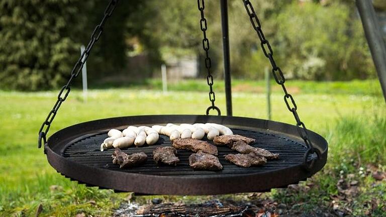 Grillgut auf dem Grill.jpeg       -  Nicht nur im Eigenheim kann man einen Grillabend veranstalten: Für etwas Abwechslung sorgt ein Ausflug an den See, bei dem der Grillgenuss keinesfalls zu kurz kommt.