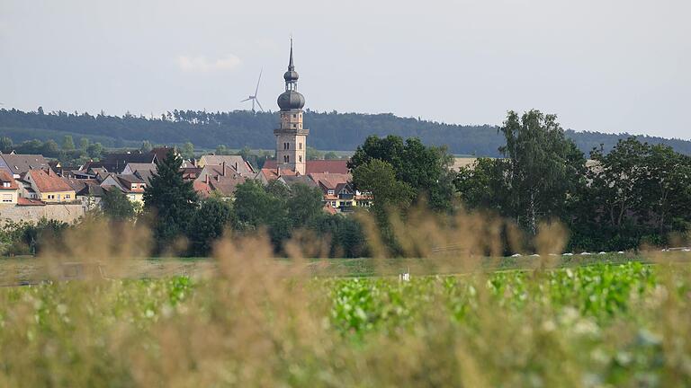 Blick auf die Skyline von Mellrichstadt. Die Eisdiele am Mark bietet sich für eine Pause an. Blick auf die Skyline von Mellrichstadt. Die Eisdiele am Mark bietet sich für eine Pause an.