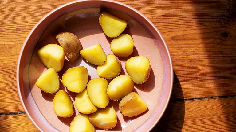 Kartoffeln vom Vortag       -  Kartoffeln vom Vortag, sind nicht nur praktisch, um sich im Feierabend fix eine Portion Bratkartoffeln zu zaubern. In ihnen hat sich auch resistente Stärke gebildet, die dem Darm guttut.