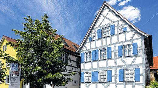 Erinnerung: Das Geburtshaus von Levi Strauss in der Hauptstraße in Buttenheim. Es ist eines der ältesten Häuser des Ortes und auf das Jahr 1687 datiert.