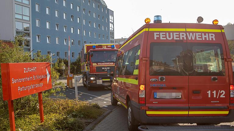 Schon am Freitagnachmittag waren Feuerwehr und Rettungsdienste von Johannitern und BRK im Einsatz, um in St.Nikolaus die interne Verlagerung von Bewohnern vorzubereiten.