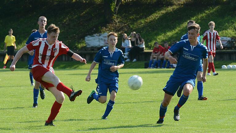 Genügend Chancen hatte die U19 der SG Fuchsstadt ja eigentlich, wie hier in Person von Linus Schellenberger (links).  Aber in Sachen Effektivität war die SG Bad Kissingen um Luca Hemberger und Fabian Geipel (rechts) eine Klasse für sich. Foto: ssp       -  Genügend Chancen hatte die U19 der SG Fuchsstadt ja eigentlich, wie hier in Person von Linus Schellenberger (links).  Aber in Sachen Effektivität war die SG Bad Kissingen um Luca Hemberger und Fabian Geipel (rechts) eine Klasse für sich. Foto: ssp