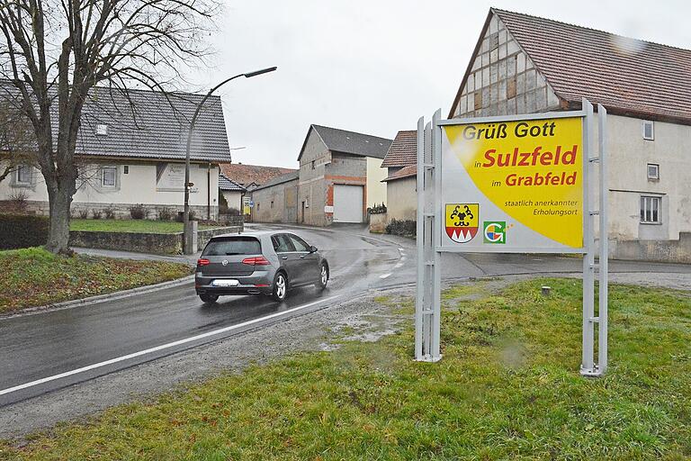 In diesem Bereich am Ortseingang von Sulzfeld fordern Gemeinderat und Bürger schon seit einigen Jahren mehr Sicherheit für Fußgänger. Ein Verkehrsspiegel, Tempo 30 und auch ein Fußgängerüberweg sind Vorschläge.