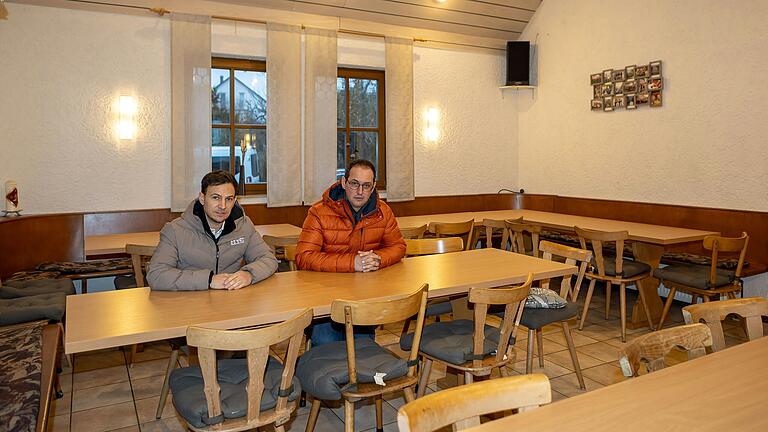 In diesem Raum im Feuerwehrhaus wurde früher gewählt. Adrian Ort und Volker Ortloff, die beiden Sailershäuser im Haßfurter Stadtrat, engagierten sich dabei als Wahlhelfer. In diesem Raum im Feuerwehrhaus wurde früher gewählt. Adrian Ort und Volker Ortloff, die beiden Sailershäuser im Haßfurter Stadtrat, engagierten sich dabei als Wahlhelfer.