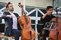 Auf vielen Bühnen als außergewöhnlicher Solist nachgefragt: Der aus Boxberg stammende Cellist Florian Schmidt-Bartha (links).
