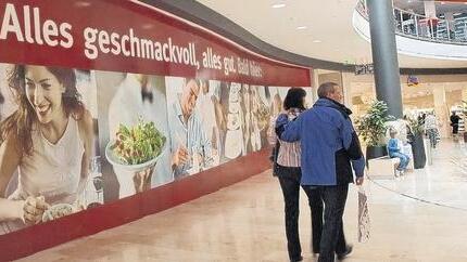 Das seit der Eröffnung verhüllte MG-Restaurant in der Stadtgalerie wird nicht eröffnen – laut Center-Leiterin Andrea Poul ist die Firma insolvent. Was aus den 300 Quadratmetern wird, ist noch nicht klar, es müsse aber nicht unbedingt Gastronomie sein, sagt Poul. Das seit der Eröffnung verhüllte MG-Restaurant in der Stadtgalerie wird nicht eröffnen – laut Center-Leiterin Andrea Poul ist die Firma insolvent. Was aus den 300 Quadratmetern wird, ist noch nicht klar, es müsse aber nicht unbedingt Gastronomie sein, sagt Poul.