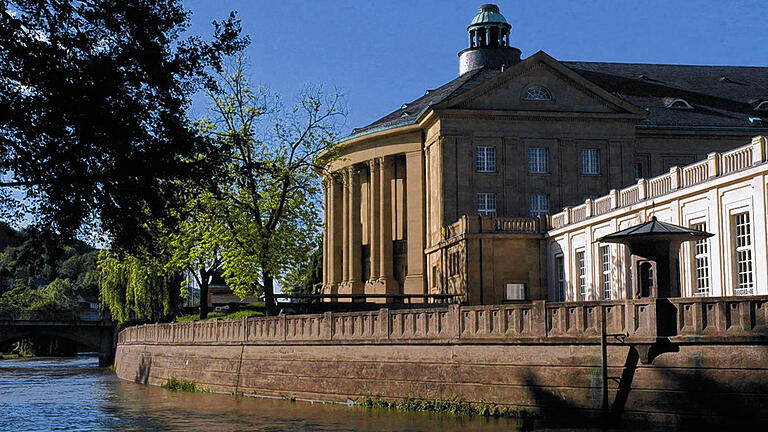 Im Sonnenlicht: Der Regentenbau wurde von 2003 bis 2005 im Auftrag des Freistaates Bayern umfassend saniert. Das Gebäude erhielt erstmals eine Lüftung sowie zeitgemäße Veranstaltungstechnik.