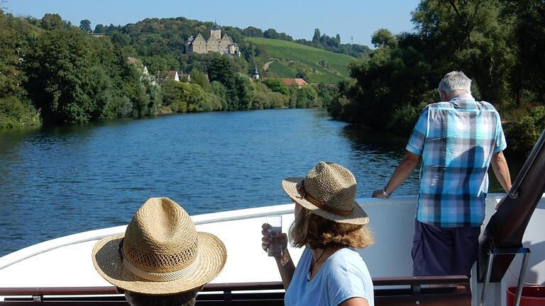 Beliebt bei Touristen: Eine Bootstour auf dem Main, zum Beispiel Richtung Mainberg.