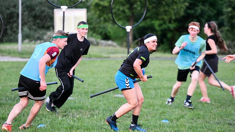 Seit April bietet der Hochschulsport der Uni Würzburg Quidditch an, eine Vollkontakt-Sportart, die auf dem fiktiven Spiel Quidditch aus dem Harry Potter-Universum basiert. Seit April bietet der Hochschulsport der Uni Würzburg Quidditch an, eine Vollkontakt-Sportart, die auf dem fiktiven Spiel Quidditch aus dem Harry Potter-Universum basiert.