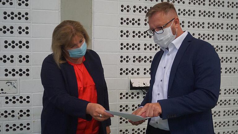 Auf der Suche nach einer juristischen Lücke: Eisenheims Bürgermeister Christian Holzinger und VG-Vorsitzende Rosi Schraud. Auf der Suche nach einer juristischen Lücke: Eisenheims Bürgermeister Christian Holzinger und VG-Vorsitzende Rosi Schraud.