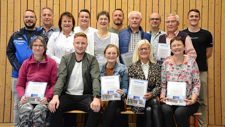 Der stellvertretende DJK-Vorsitzende Michael Hein (stehend Zweiter von links) gemeinsam mit den geehrten langjährigen Vereinsmitgliedern (sitzend von links) Christina Voll, Felix Straub, Melissa Straub, Sylvia Neder und Ute Schmitt sowie (stehend von links) Sebastian Gründl, Petra Federlein, Markus Federlein, Brigitte Krämer, Tobias Wolf, Heinz Löhr, Jürgen Enders, Bernhard Würll und Leon Seufert. Der stellvertretende DJK-Vorsitzende Michael Hein (stehend Zweiter von links) gemeinsam mit den geehrten langjährigen Vereinsmitgliedern (sitzend von links) Christina Voll, Felix Straub, Melissa Straub, Sylvia Neder und Ute Schmitt sowie (stehend von links) Sebastian Gründl, Petra Federlein, Markus Federlein, Brigitte Krämer, Tobias Wolf, Heinz Löhr, Jürgen Enders, Bernhard Würll und Leon Seufert.