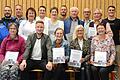 Der stellvertretende DJK-Vorsitzende Michael Hein (stehend Zweiter von links) gemeinsam mit den geehrten langjährigen Vereinsmitgliedern (sitzend von links) Christina Voll, Felix Straub, Melissa Straub, Sylvia Neder und Ute Schmitt sowie (stehend von links) Sebastian Gründl, Petra Federlein, Markus Federlein, Brigitte Krämer, Tobias Wolf, Heinz Löhr, Jürgen Enders, Bernhard Würll und Leon Seufert.