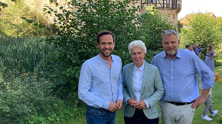 Politprominenz beim FDP-Sommerfest im Garten des Wasserschlosses Irmelshausen. Gastgeber Karl Graf von Stauffenberg (rechts) freute sich über die Teilnahme von Dr. Marie-Agnes Strack-Zimmermann und des bayerischen FDP-Vorsitzenden Martin Hagen. Politprominenz beim FDP-Sommerfest im Garten des Wasserschlosses Irmelshausen. Gastgeber Karl Graf von Stauffenberg (rechts) freute sich über die Teilnahme von Dr. Marie-Agnes Strack-Zimmermann und des bayerischen FDP-Vorsitzenden Martin Hagen. 