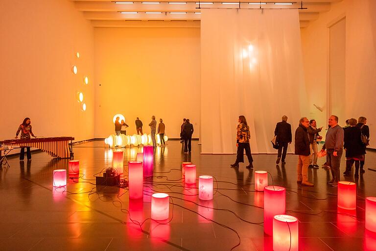 Hier leuchtet es: 'take a bath in my light-soaked bodies' ist der Titel einer Ausstellung von Inge Gutbrod , die bis 21. Januar in der Kunsthalle Schweinfurt zu sehen ist. Hier leuchtet es: 'take a bath in my light-soaked bodies' ist der Titel einer Ausstellung von Inge Gutbrod , die bis 21. Januar in der Kunsthalle Schweinfurt zu sehen ist.