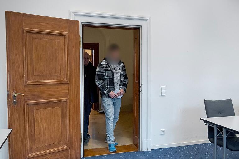 Am ersten Prozesstag auf dem Weg in den Gerichtssaal: An diesem Montag verurteilte das Landgericht Bamberg einen 39-Jährigen aus Zeil am Mann wegen versuchten Mordes. Am ersten Prozesstag auf dem Weg in den Gerichtssaal: An diesem Montag verurteilte das Landgericht Bamberg einen 39-Jährigen aus Zeil am Mann wegen versuchten Mordes. 