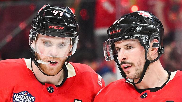Eishockey: Vier-Nationen-Turnier in Kanada       -  Gewannen das Finale gegen die USA: Kanadas Superstars Connor McDavid (links) und Sidney Crosby.