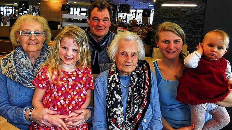 Fünf Generationen und ein Schal von Seehofer       -  (bert)   Wenn man 102 Jahre alt wird, und dies bei guter Gesundheit, dann ist dies ein Geschenk und ein Grund zu feiern. Else Krüger hatte am Mittwoch diesen Glückstag, und da saßen fünf Generationen bei Kaffee und Kuchen zusammen. Auch der Bayerische Ministerpräsident Horst Seehofer hatte zum Geburtstag gratuliert und der Jubilarin einen Seidenschal geschenkt. Die &bdquo;Ururi&ldquo;, wie sie von ihrer Familie liebevoll genannt wird, wurde 1911 in Rosemarsow in Vorpommern geboren. Ihr Lebensweg führte sie mit ihrem Mann über Potsdam und Hannover 1939 nach Würzburg. 1932 war ihre Tochter Ursula (links) zur Welt gekommen, die den bekannten Würzburger Dachdeckermeister Otto Cleve heiratete und vier Kinder zur Welt brachte: Klaus (Jahrgang 1951, im Bild hinten), Jürgen (1952), Susanne 1964 und Sabine 1969. Klaus Cleves Tochter Sina (Jahrgang 1982) schenkte der &bdquo;Ururi&ldquo; mit Nele (2008, Zweite von links) und Fine (2012, rechts) die ersten beiden Ururenkel. Else Krüger wohnt seit 1955 in der Fasbenderstraße in der Zellerau. Sie ist geistig fit, versorgt sich noch selbst und ist jeden Tag unterwegs.