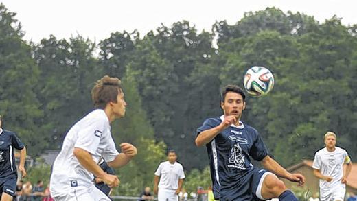 Auch sein Einsatz half nicht. Der Ex-05er Timo Pitter (rechts) spielt vor seiner Rückkehr nach Amerika noch zweimal für seinen Heimatverein Oberschwarzach. Hier versucht er sich im Bezirksliga-Eröffnungsspiel gegen den FC Geesdorf gegen Oliver Hahn durchzusetzen.