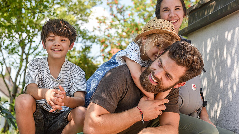 Noah und Amelie genießen die Zeit mit ihrem Papa im Garten - und auch Mama Lara ist froh über die Unterstützung ihres Mannes. Foto: Thomas Obermeier Noah und Amelie genießen die Zeit mit ihrem Papa im Garten - und auch Mama Lara ist froh über die Unterstützung ihres Mannes. Foto: Thomas Obermeier