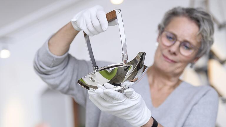 Für die Silberschmiedin Josephine Lützel steht der Gebrauch ihrer Objekte im Vordergrund: Bei ihrer Teekanne überzeugt nicht nur die Optik, sondern auch die Funktionalität.