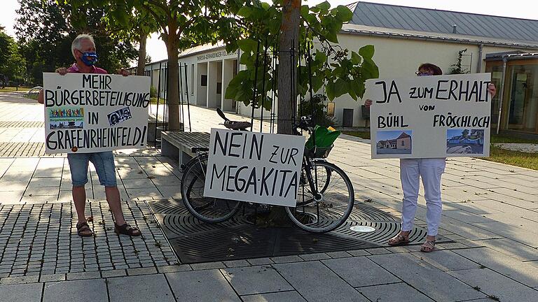 Protest vor der Altmain-Halle. Herbert und Barbara Schug demonstrierten gegen die Zusammenlegung der Kindergärten und für den eingereichten Bürgerantrag.