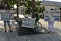 Protest vor der Altmain-Halle. Herbert und Barbara Schug demonstrierten gegen die Zusammenlegung der Kindergärten und für den eingereichten Bürgerantrag.