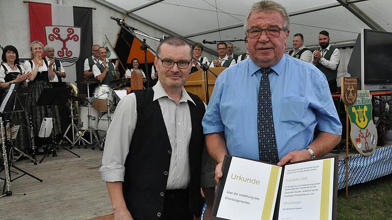 Zweiter Bürgermeister Frank Eckert (links) übergab die Urkunde, die Fridolin Link zum Ehrenbürger machte.