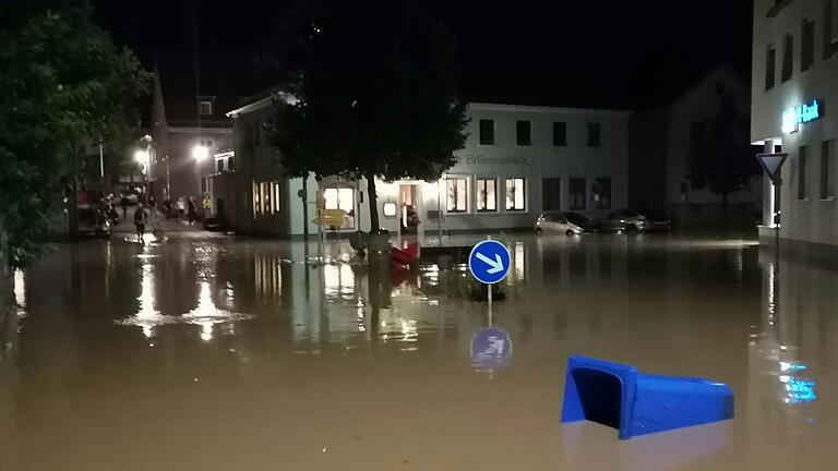 Immer öfter kommt es auch in Unterfranken zu Hochwasser - wie hier am 3. August 2024 im Ortszentrum von Reichenberg (Lkr. Würzburg). Trotzdem will der Freistaat Bayern in den für den Hochwasserschutz zuständigen Wasserwirtschaftsämtern weiter Personal einsparen.