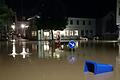 Immer öfter kommt es auch in Unterfranken zu Hochwasser - wie hier am 3. August 2024 im Ortszentrum von Reichenberg (Lkr. Würzburg). Trotzdem will der Freistaat Bayern in den für den Hochwasserschutz zuständigen Wasserwirtschaftsämtern weiter Personal einsparen.