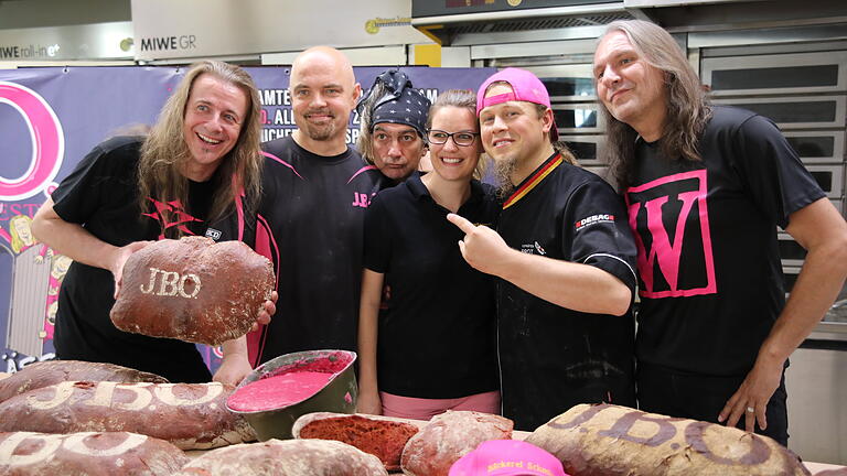Die Erlangener Fun-Metaller J.B.O. backen mit dem Frankenwinheimer Bäcker Axel Schmitt pinkes Brot.
