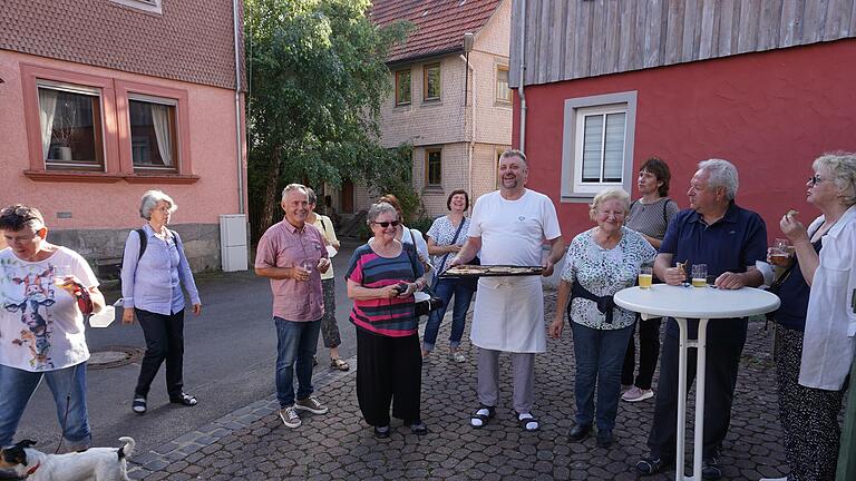 Eine Station bei der kulinarischen Stadtführung von Bischofsheim ist  die Bäckerei Degetsmühle mit Bäckermeister Manfred Enders. Foto Marion Eckert       -  Eine Station bei der kulinarischen Stadtführung von Bischofsheim ist  die Bäckerei Degetsmühle mit Bäckermeister Manfred Enders. Foto Marion Eckert