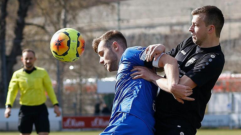 Fabio Bozesan (links) vom FV 04 Würzburg und Kevin Moser vom FC Sand im Zweikampf. Die Würzburger gewannen ihr Bayernliga-Heimspiel gegen Sand mit 1:0. An diesem Wochenende treten sie bei Bayern Hof gegen einen weiteren direkten Konkurrenten an. Fabio Bozesan (links) vom FV 04 Würzburg und Kevin Moser vom FC Sand im Zweikampf. Die Würzburger gewannen ihr Bayernliga-Heimspiel gegen Sand mit 1:0. An diesem Wochenende treten sie bei Bayern Hof gegen einen weiteren direkten Konkurrenten an.