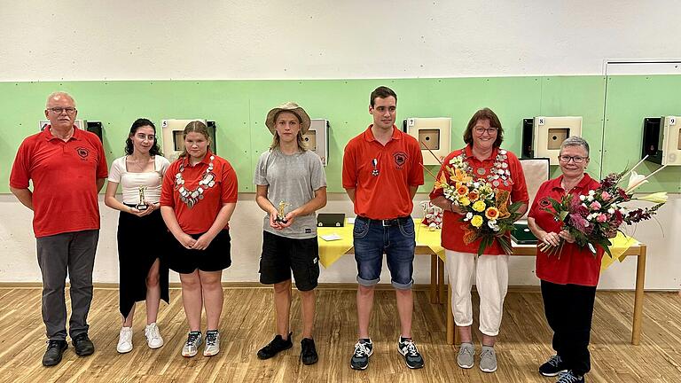 Im Bild (von links): Sportwart Federlein Bernhard, 2. Jugend-Ritterin Schwarz Lena, Jugendkönigin Bachstein Lina, 1. Jugend-Ritter Huy Ferdinand, 1. Ritter Breunig Simon, Schützenkönigin Golz Petra und&nbsp; 2. Ritterin Mach Heike.