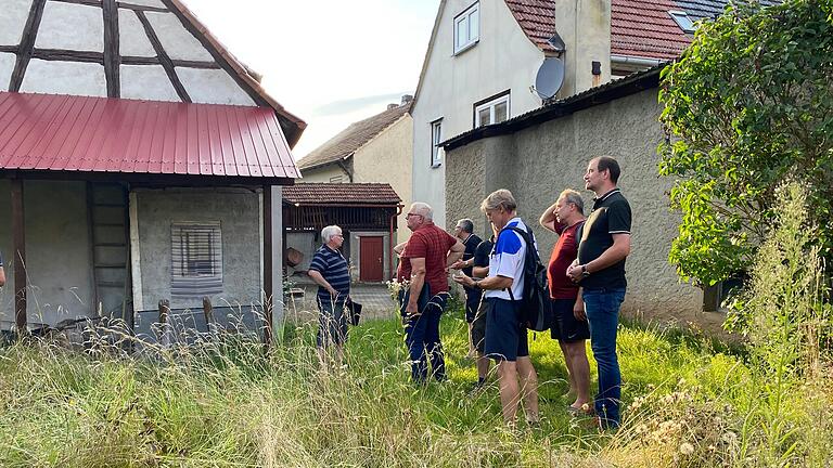 Bei der letzten Gemeinderatssitzung konnte der Gemeinderat und Anwohnerinnen und Anwohner einen Blick aufs Gelände werfen. Einen Tag später zog das Unternehmen den Bauantrag zurück.&nbsp;