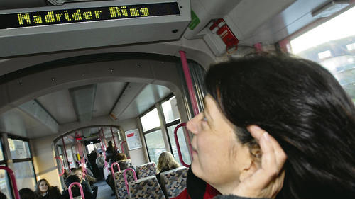 Gut zu sehen, aber nicht immer gut zu hören sind die Haltestellen-Hinweise in der Straßenbahn. Gut zu sehen, aber nicht immer gut zu hören sind die Haltestellen-Hinweise in der Straßenbahn.