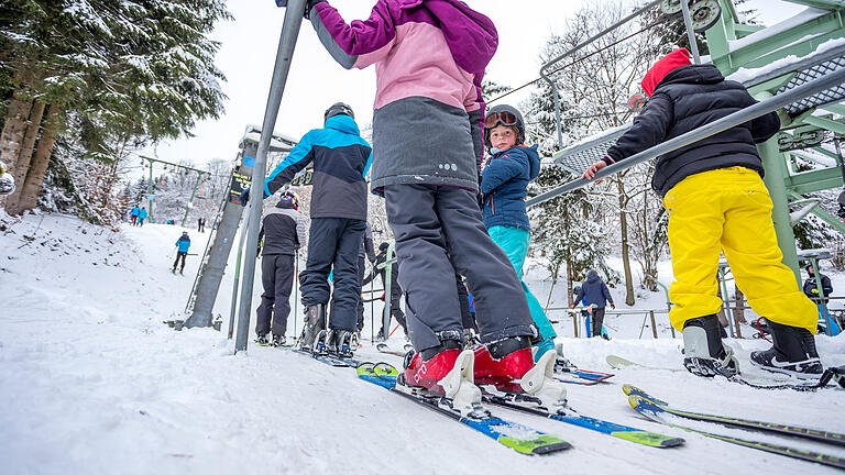 Saisonstart fast wie aus dem Bilderbuch: Die Skifahrerinnen und Skifahrer hatten am Samstag ihren Spaß am Arnsberg-Doppellift in Rhön-Grabfeld.