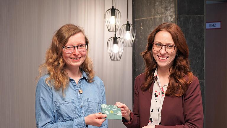 Mehr als eine Tonne CO2 hat Sophie Dittmar (links) eingespart. Als Prämie gibt es einen Gutschein, den die Kaufmännische Leiterin der Hescuro Klinik Bad Kissingen, Stephanie Böhm überreicht. - Mehr als eine Tonne CO2 hat Sophie Dittmar (links) eingespart. Als Prämie gibt es einen Gutschein, den die Kaufmännische Leiterin der Hescuro Klinik Bad Kissingen, Stephanie Böhm überreicht. Mehr als eine Tonne CO2 hat Sophie Dittmar (links) eingespart. Als Prämie gibt es einen Gutschein, den die Kaufmännische Leiterin der Hescuro Klinik Bad Kissingen, Stephanie Böhm überreicht. - Mehr als eine Tonne CO2 hat Sophie Dittmar (links) eingespart. Als Prämie gibt es einen Gutschein, den die Kaufmännische Leiterin der Hescuro Klinik Bad Kissingen, Stephanie Böhm überreicht.