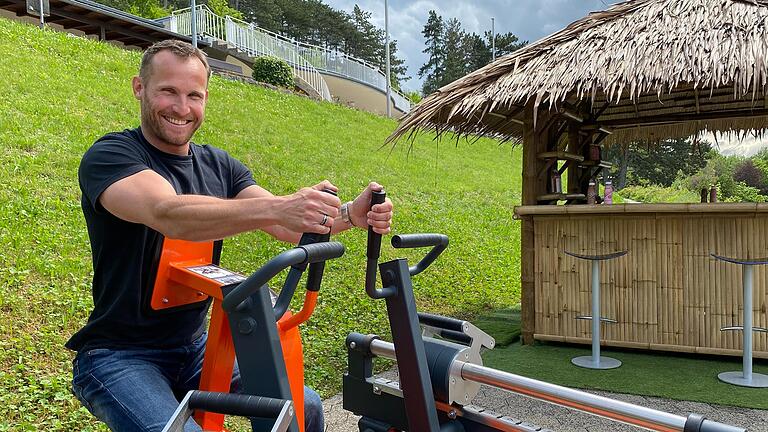 Oliver Pfannes betreibt das SunshineGym im Bad Kissinger Freibad - und nutzt die Fitness-Geräte auch selbst gerne.