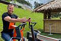 Oliver Pfannes betreibt das SunshineGym im Bad Kissinger Freibad - und nutzt die Fitness-Geräte auch selbst gerne.