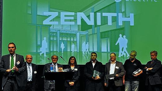 Wollen gemeinsam zum Zenit (von links): die Schneider-Electric-Repräsentanten Jochen Weiland, Elie Belbel, Henri Lachmann, Rada Rodriguez sowie Clemens Blum (rechts) mit drei Firmenmitarbeitern, die sich am Namenswettbewerb für das Gebäude beteiligt haben.Foto: Andreas Brachs