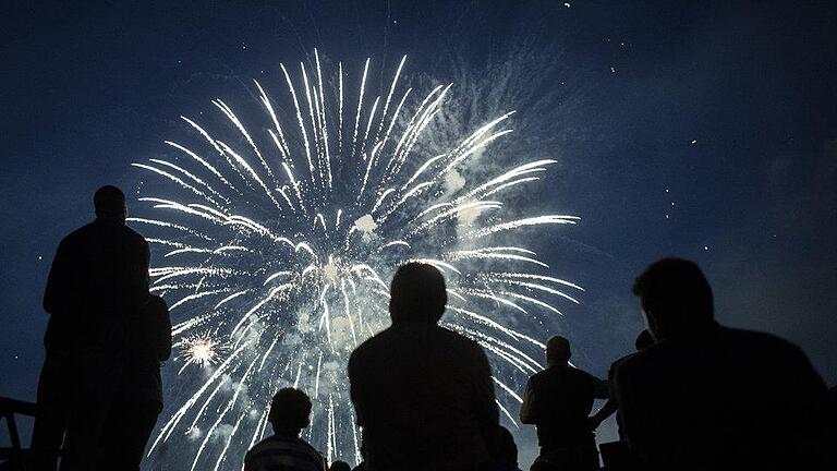 Feuerwerk - Um Punkt Mitternacht gehen in den meisten Städten und Dörfern Raketen in die Luft. Für einen guten Blick, sollte man sich einen geeigneten Schauplatz aussuchen. Feuerwerk - Um Punkt Mitternacht gehen in den meisten Städten und Dörfern Raketen in die Luft. Für einen guten Blick, sollte man sich einen geeigneten Schauplatz aussuchen.