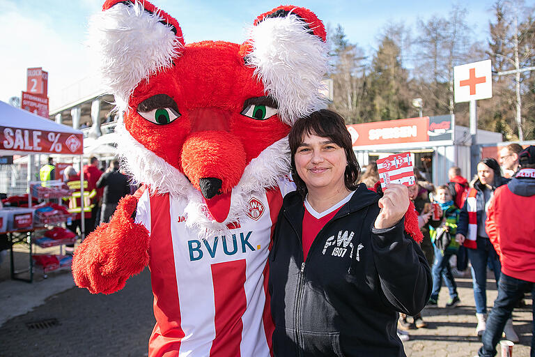 Konnte schon vor dem 3:1-Sieg der Würzburger Kickers über Ingolstadt am vergangenen Sonntag strahlen: Beate Schwerdtfeger gewann bei der Wahl zum Kickers-Tor des Jahres zwei Dauerkarten für die restlichen Saisonheimspiele der Rothosen.