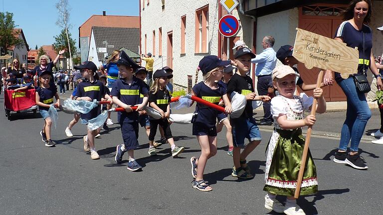 Neben allen Stammheimer Vereinen nahmen auch die Kinder des Kindergartens Stammheim mit großer Begeisterung am Festumzug anlässlich des Feuerwehrjubiläums teil.