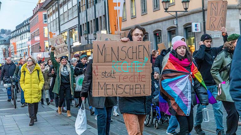 Protestierende laufen am 16. Januar vom Hauptbahnhof in Würzburg zum Marktplatz. Unter dem Motto „Nie wieder ist jetzt“ demonstrierten zahlreiche Menschen in Würzburg für ein Verbot der AfD. Am 27. Januar gibt es eine solche Kundgebung auch in Schweinfurt.