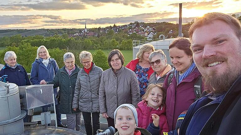 Ein Selfie als Erinnerung: Betriebsleiter Jürgen Orth mit interessierten Teilnehmern der Führung durch die Kitzinger Kläranlage.